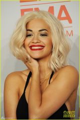 组图：女星扯裙露胸抢镜 水果姐绿裙保守