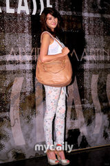 组图：f(x)成员krystal与刘仁英等出席时尚发布会