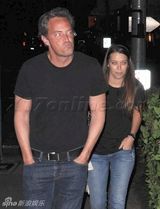 组图：《老友记》马修-派瑞携褐发女郎喝咖啡