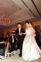 组图：胡可美艳亮相 新郎沙溢拿婚戒登舞台