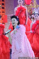 组图：宋祖英太原演唱会 身着华服与沙宝亮共舞