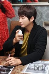 组图：朴施厚《香气》曝后台花絮照秀嫩肤帅气