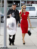 组图：希尔顿携小男友逛街 紧身红裙曲线毕露