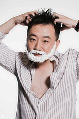 组图：黄海波泡沫胡须LOOK 悠闲时光性感慵懒