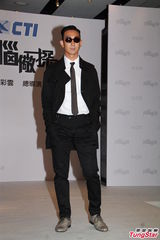 组图：黄日华父女档合作拍剧 关楚耀饰精神病患