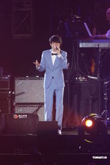 组图：方大同小巨蛋首开唱 薛凯琪助阵献唱