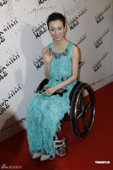 组图：刘孜产后首曝光身材苗条 莫小奇性感秀曲线