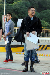 组图：明道退役心情大好 粉丝门口热烈迎接