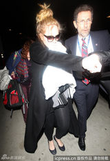 组图：阿黛尔产后素颜亮相 拿毯子遮儿子防偷拍