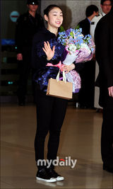 组图：金妍儿2日上午返韩 粉丝热情接机