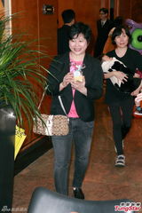 高清图：杨千嬅穿熊仔装为儿庆生 圈内好友到贺