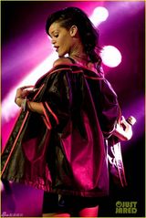 组图：蕾哈娜巡演激情献唱 大秀好身材