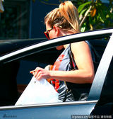 组图：斯嘉丽-约翰逊紧身长裙秀凹凸身材