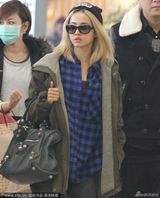 组图：蔡依林潮装现身机场 金发抢眼获保镖护驾