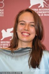 组图：《阿洛伊斯纳贝尔》发布会 编剧带小宝贝抢镜