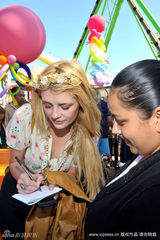 幻灯图：米莎-巴顿临时充当服务生 仿佛丛林仙子