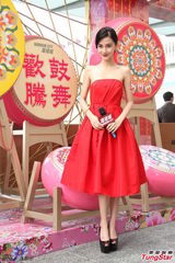 组图：Angelababy优雅亮相 火红长裙性感喜庆