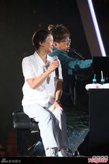 组图：伦永亮演唱会尾场 即兴拉叶德娴上台合唱