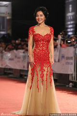组图：陈美凤蕾丝长裙亮相红毯与后辈竞艳