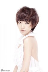 组图：邓家佳清爽短发 纯净眼神流露恬淡气质