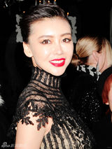 组图：巩新亮约时装周黑色蕾丝镂空装秀性感