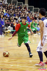 组图：萧敬腾一扫泼粪阴霾 展笑颜和学生打球