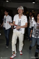 组图：S.H.E合体撑场张惠妹台北个唱