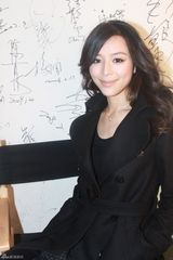 幻灯图：张静初拍金像奖宣传照 亲切受访态度随和