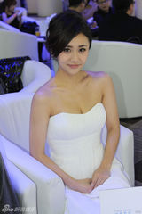 组图：刘芸魅力亮相名品活动 时尚典雅秀白嫩美肤