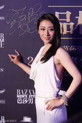 组图：刘思彤出席芭莎盛典白裙夺目