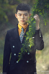 组图：最帅地铁司机迷倒女网友 俊朗外形当模特