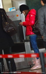 幻灯图集：李小璐素颜显憔悴 被传曾在片场晕倒