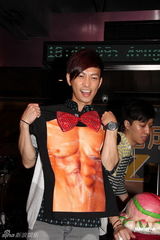 组图：张智成与歌迷过成日 现场获赠粉色情趣内衣