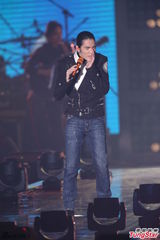 组图：萧敬腾受恐吓照常演出 保镖贴身保护