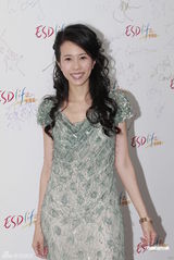 组图：莫文蔚回港补办婚礼邀梁咏琪 圣诞回欧洲