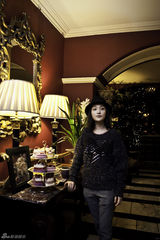 组图：周迅黑色皮衣套装爱丁堡看秀