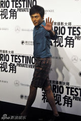 组图：秦昊受邀活动赶场忙 短裤潮搭引关注