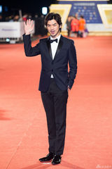 组图：陈柏霖压轴金钟红毯 亲手为周渝民颁奖