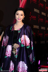 姚晨露背装秀性感 范冰冰否认收婚戒称自备(图)