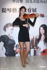 组图：台湾主持人Janet将开音乐会 发布会秀琴艺