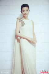 组图：评审李冰冰紫色蕾丝礼服美腿隐现