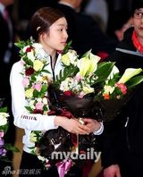 组图：金妍儿返韩引媒体蜂拥 亮相记者会卖萌