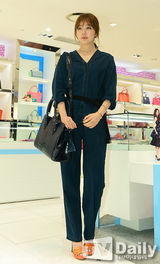 组图：尹恩惠现身活动 撞衫黄渤春晚服装