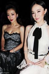 组图：陈紫函复古蕾丝长裙出席活动 秀完美腰身 