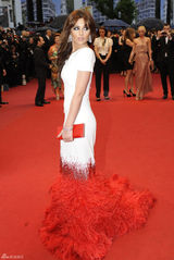 组图：《爱》戛纳首映 科尔白底红尾裙别具一格