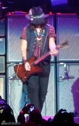 组图：德普与史密斯飞船同台 变身摇滚吉他手