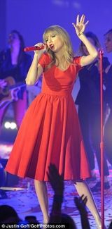 组图：泰勒-斯威夫特红装伦敦开唱 抱红吉他high翻天