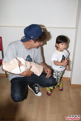 组图：陈浩民太太出院 一家四口亮相乐融融