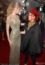 组图：泰勒-斯威夫特透视抹胸裙靓丽十足