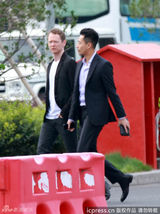 汪小菲西装笔挺疑开发新市场 努力赚钱养家(图)